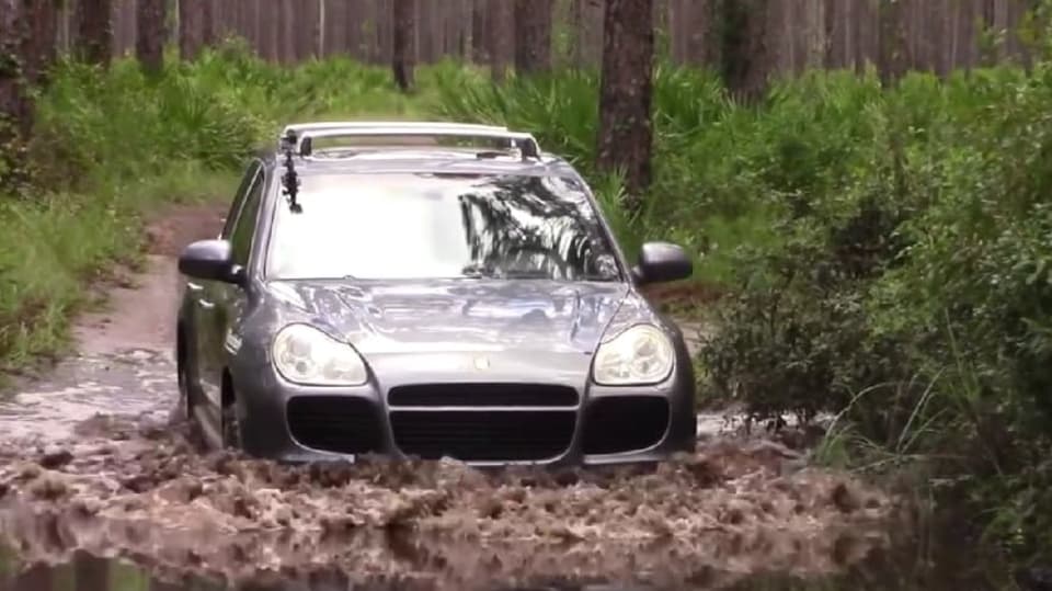 Porsche Cayenne v terénu potrápilo i offroadové speciály